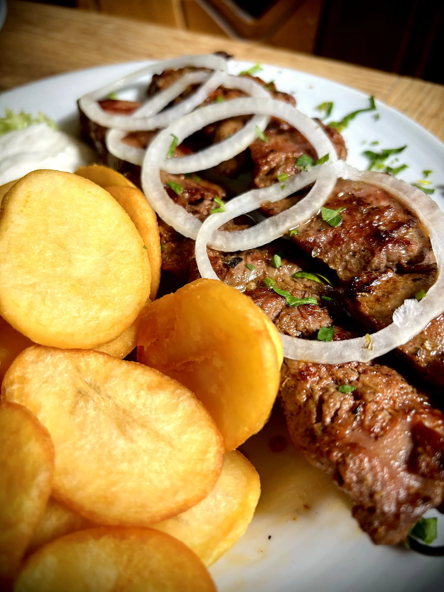 Souvlaki-Spieße mit Röstkartoffeln und Zwiebelringen