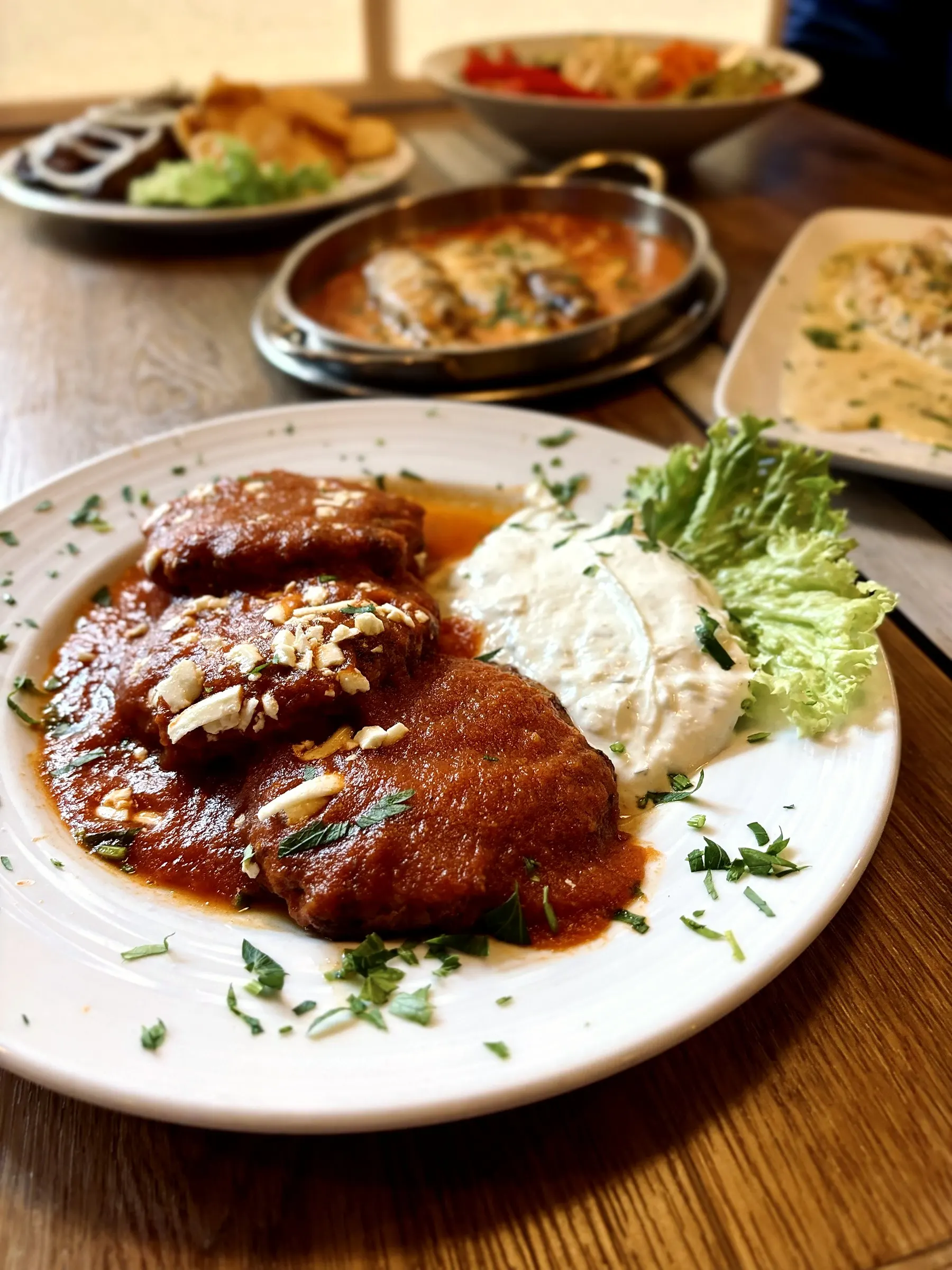 Suzukakia in Tomatensauce mit Zaziki